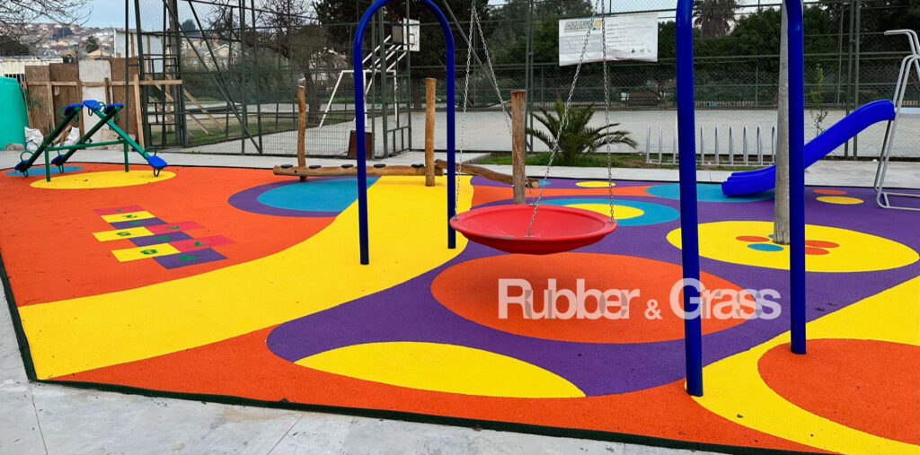 Pisos de Caucho para Áreas de Juegos, Descubre cómo Rubber and Grass transforma áreas de Chile con instalaciones seguras y divertidas de parques infantiles. ¡Contáctanos hoy para crear un espacio de juego único para tu comunidad!