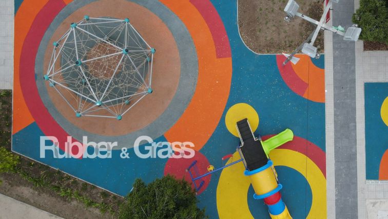 Niños jugando en áreas recreativas con pavimento de caucho continuo en Chile